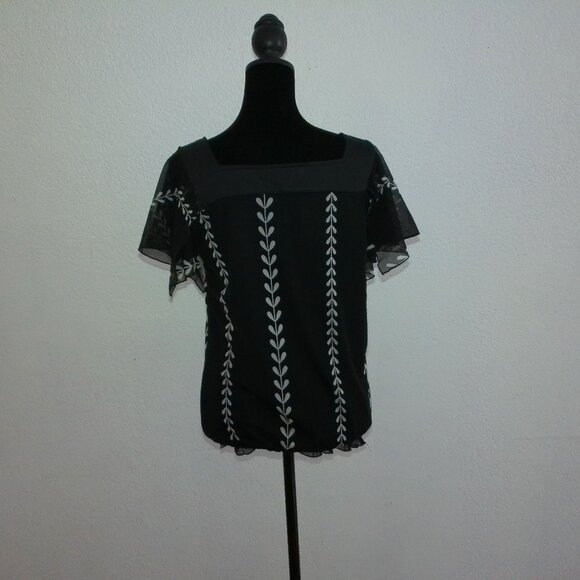 Black and White Floral Short Sleeve Top - Picture 6 of 9